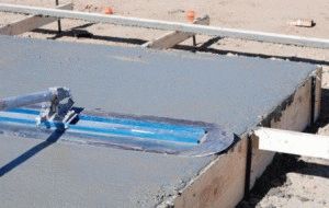 Заливка металлического каркаса фундамента бетоном